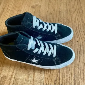 Converse Kids Unisex One Star Suede Mid Top Skateboarding Sneaker Size M4 W6