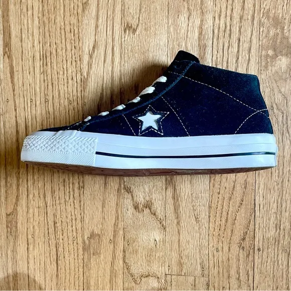 Converse Kids Unisex One Star Suede Mid Top Skateboarding Sneaker Size M4 W6