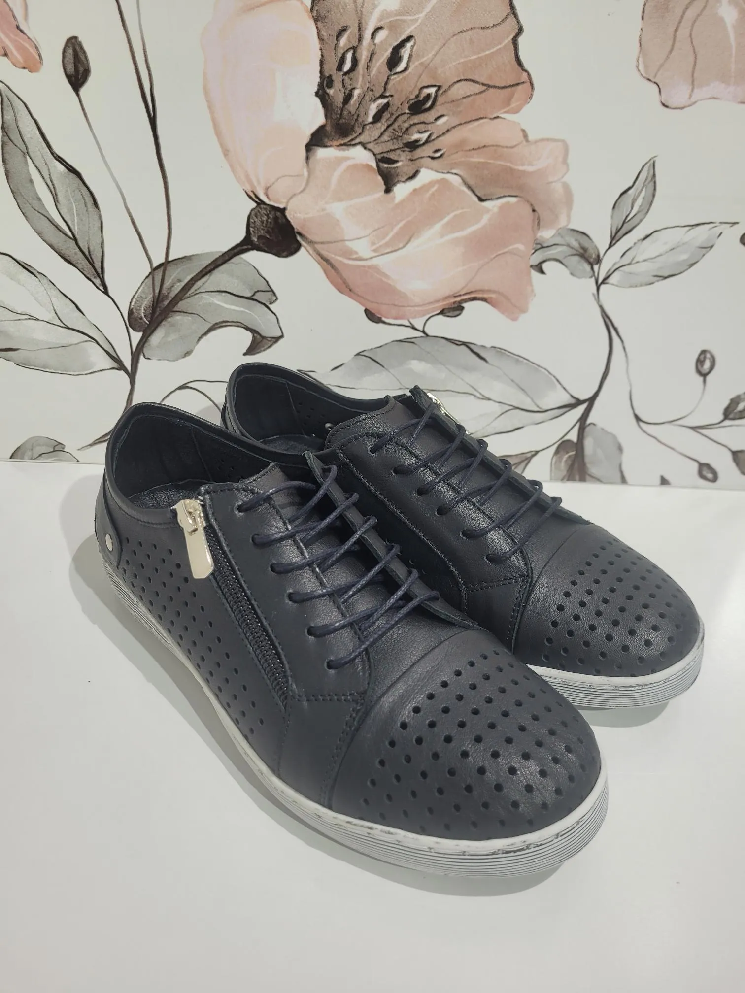 EG17 Black by Cabello