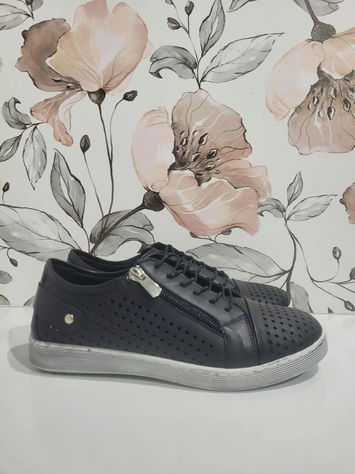 EG17 Black by Cabello