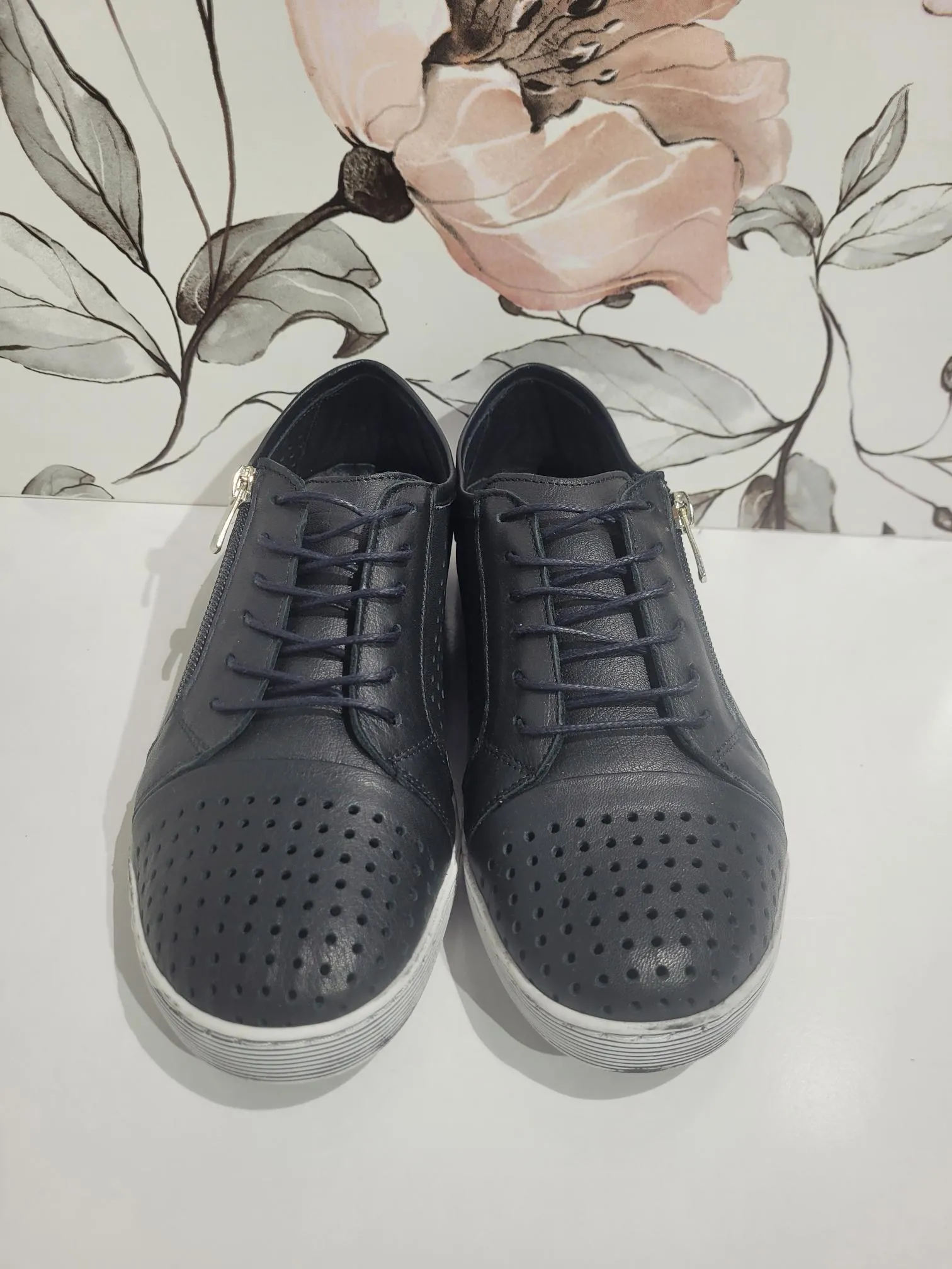 EG17 Black by Cabello